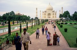 Agra;-Architecture;-Crowd;-Cypresses;-Family;-India;-Kaleidos;-Kaleidos-images;-La-parole-à-limage;-Mausoleum;-Mughal;-Mumtaz-Mahal;-Path;-Perspective;-Pool;-Shah-Jahan;-Stories-Pictures;-Taj-Mahal;-Tarek-Charara;-UNESCO;-Uttar-Pradesh;-Visitors;-World-Heritage